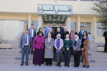  "العمل النيابية" و"راصد" يوقعان مُذكرة تفاهم بشأن بيئة صديقة لعمل المرأة قالت رئيسة لجنة العمل والتنمية الاجتماعية والسكان النيابية، تمام الرياطي، إن اللجنة أقرت عددًا من المواد والتشريعات التي تُعزز من تمكين المرأة وتُشجع على مُشاركتها في سوق العمل. وأضافت، خلال حفل توقيع اللجنة ومركز الحياة (راصد) مُذكرة تفاهم لتخصيص بيئة صديقة لعمل المرأة، أن مجلس النواب أقر، خلال جلسة عقدها اليوم الأربعاء، مشروع قانون مُعدل لقانون الضمان الاجتماعي لسنة 2022، والذي يُسهم بتعزيز مُشاركة المراة في سوق العمل، فضلًا عن شمول